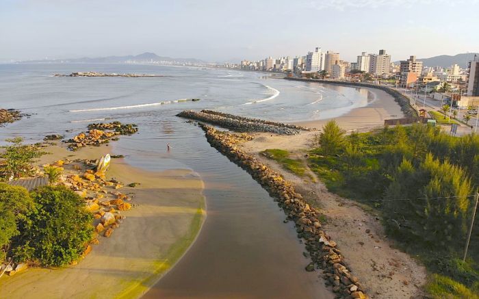 Navegantes não tem qualquer programa de coleta e tratamento de esgoto {Foto: Antonio Neuwiem}