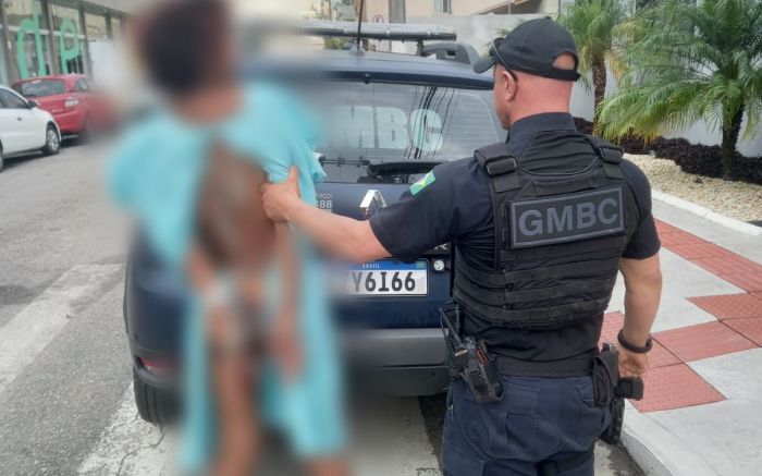 Travesti é presa ao tirar a roupa na avenida