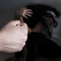 Covarde dá socos em mulher "porque a carne estava dura"