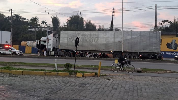 Caminhoneiro foge antes de pagar programa com travesti em Itajaí