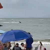 Fiscalização é reforçada pela PM e Marinha do Brasil contra jets na praia de Laranjeiras