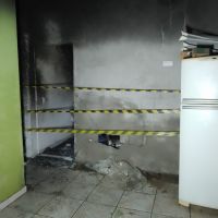 Incêndio atinge casa no centro de Penha durante a madrugada
