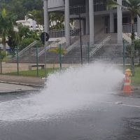 Hidrante em frente ao fórum vira chafariz; veja o vídeo