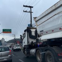 BR 101 em Itajaí tem as duas faixas congestionadas