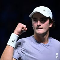 João Fonseca encerra temporada dentro do top 30 após derrota em Paris