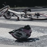 Ciclista tem fratura exposta ao se envolver em acidente com Gol