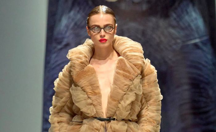 Modelo transgênero brasileira em Paris